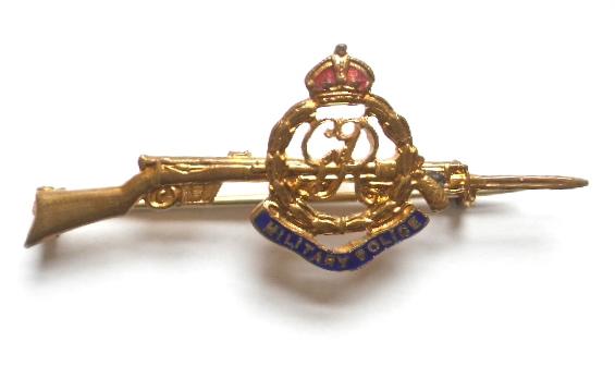Military Police gilt and enamel rifle sweetheart brooch