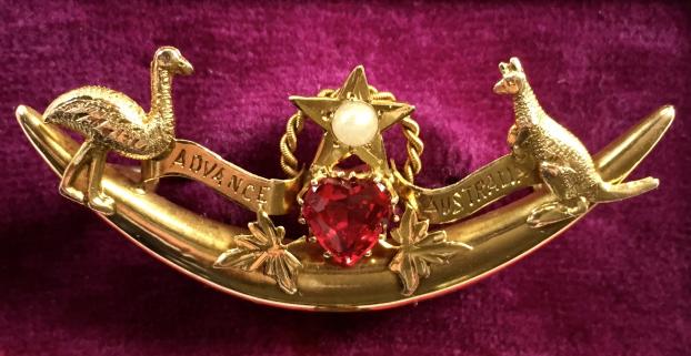 WW1 'Advance Australia' 9ct Hallmarked Gold Boomerang, Kangaroo and Emu Patriotic Anzac Sweetheart Brooch.