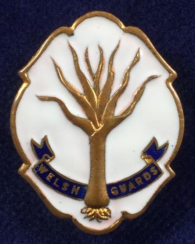 WW1 Welsh Guards White Face Enamel Regimental Sweetheart Brooch.