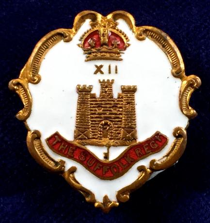 WW1 Suffolk Regiment White Face Enamel Regimental Sweetheart Brooch.