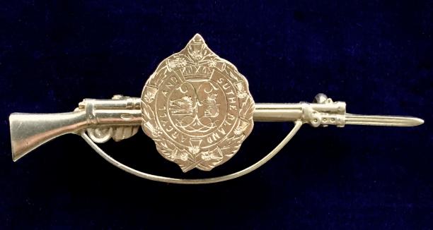 WW1 Argyll & Sutherland Highlanders Silver & Gold Rifle, Scottish Regimental Sweetheart Brooch.