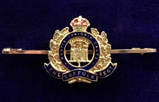 WW1 Suffolk Regiment 15ct Gold & Enamel Sweetheart Bar Brooch.