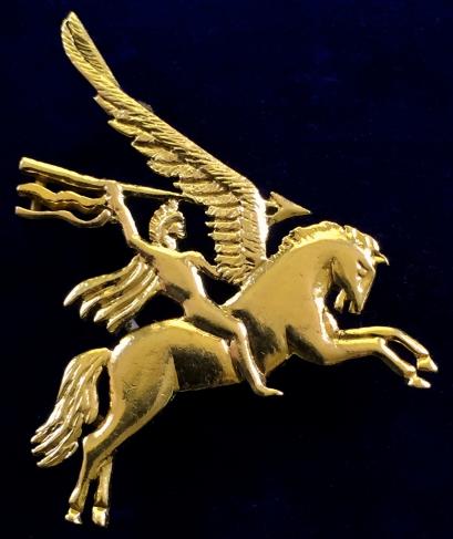 EIIR Parachute Regiment Airborne Pegasus 1972 Hallmarked 9ct Gold Regimental Sweetheart Brooch.