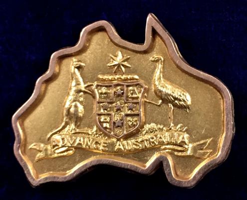 WW1 Coat of Arms Australian on Silhouette Map, 9ct Gold Sweetheart Brooch.