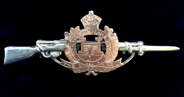 WW1 Suffolk Regiment 1914 Hallmarked Silver & Gold Rifle Sweetheart Brooch.